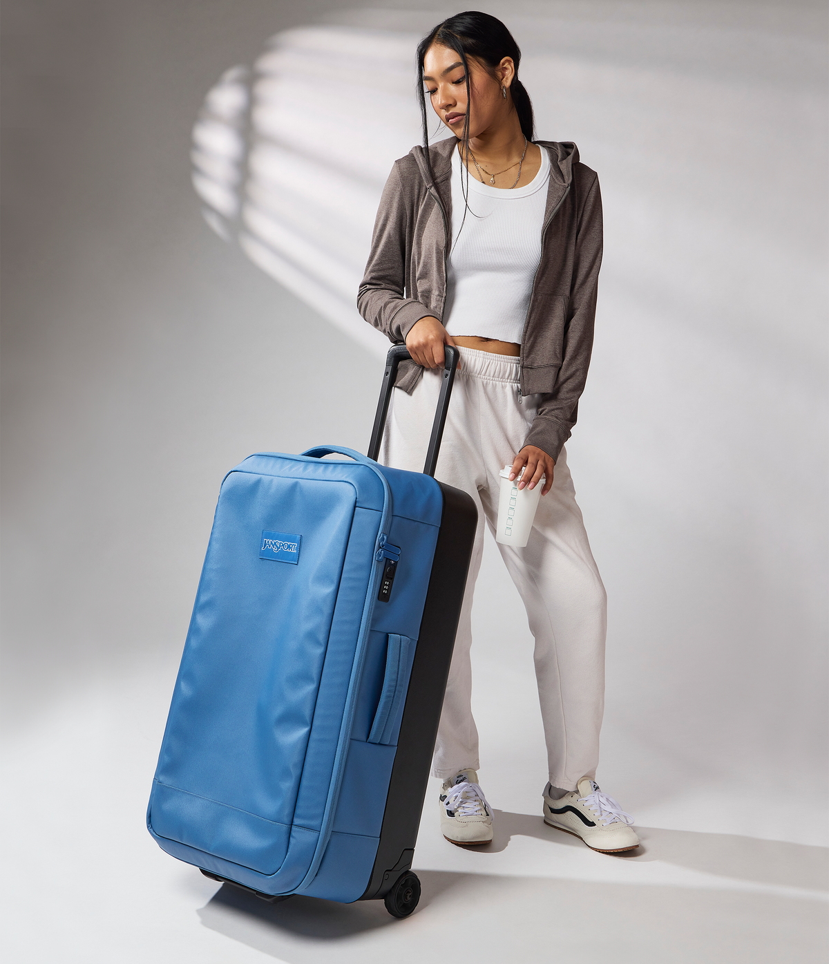 good-latitude-30-rolling-duffel-x7 JS0A86EOEW5-MODEL.png