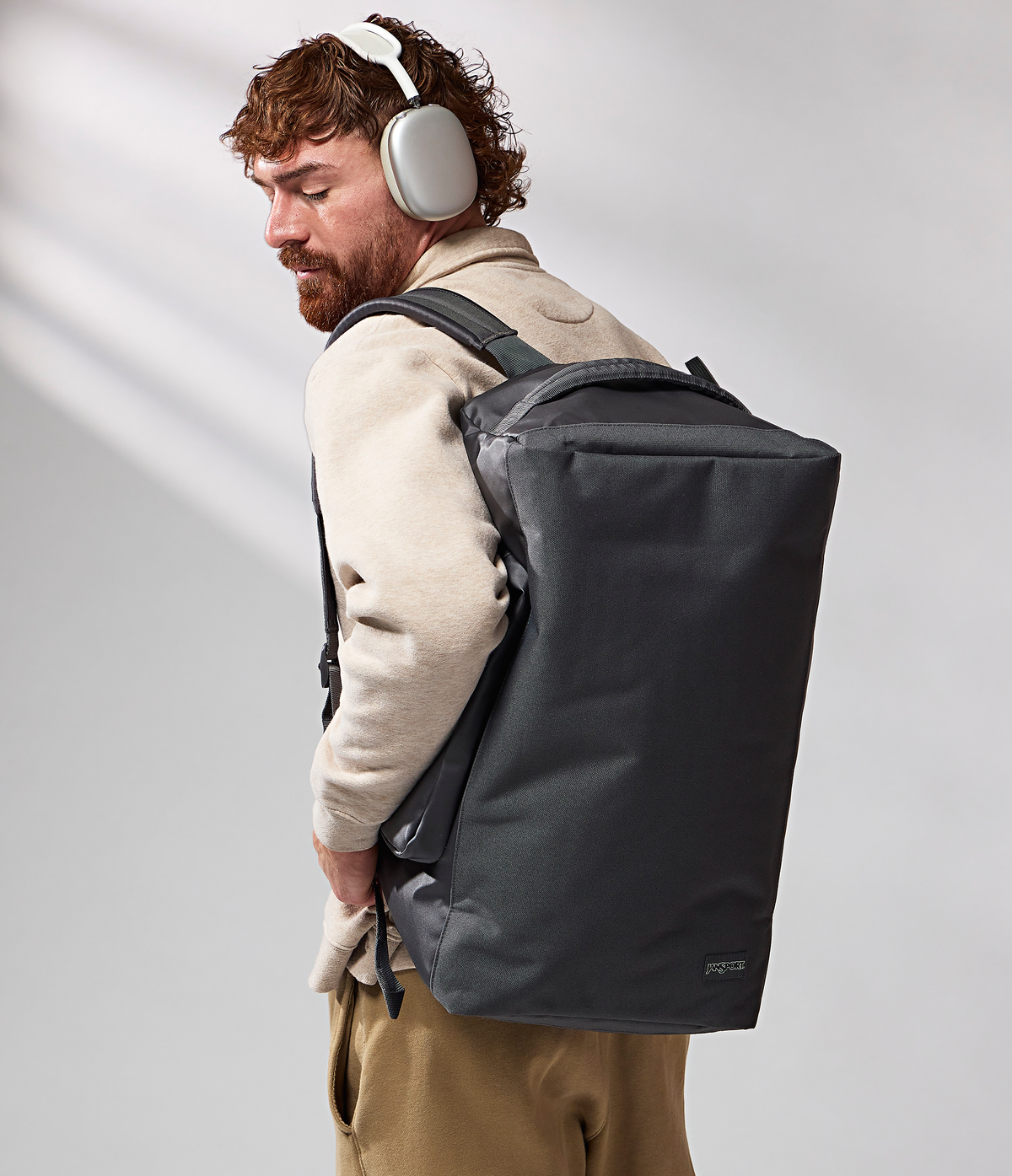 convertible-duffel-toiletry-bag-smokey-grit-set-h2 JS0A8E8EDMX-MODEL.png
