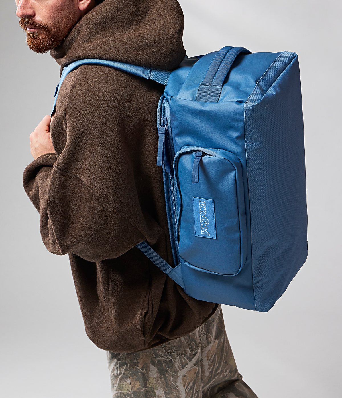convertible-duffel-toiletry-bag-elemental-blue-set-x8 JS0A8E8EEW5-MODEL.png